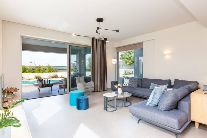 VIP Villa Sissy, heated pool, close to the beach gallery image 2