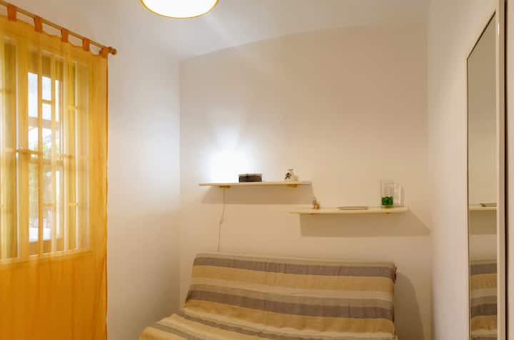 卧室配备一张舒适的标准双人沙发床。