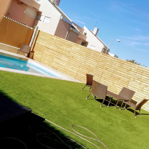 Villa cuatro pisos , jardin con piscina y barbacoa