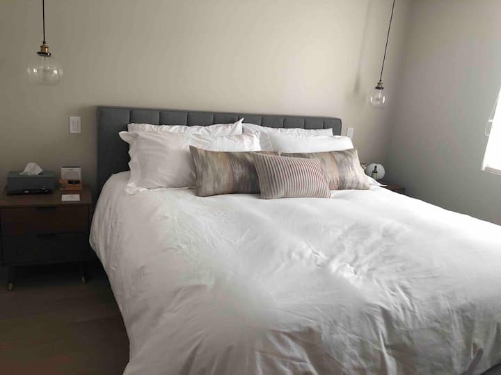 חדר השינה הראשי הנוח והשיקי כולל מזרן היברידי שחור יפהפה לשינה נוחה במיוחד 