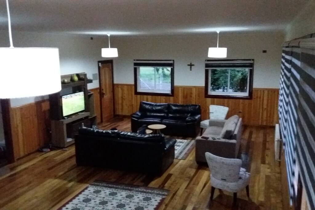 Salón Principal con TV Satelital