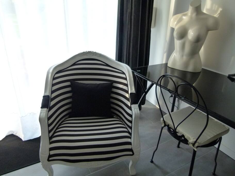 notre chambre Réglisse labellisée tourisme&handicap , pour 2 personnes , terrasse donnant sur le grand jardin
