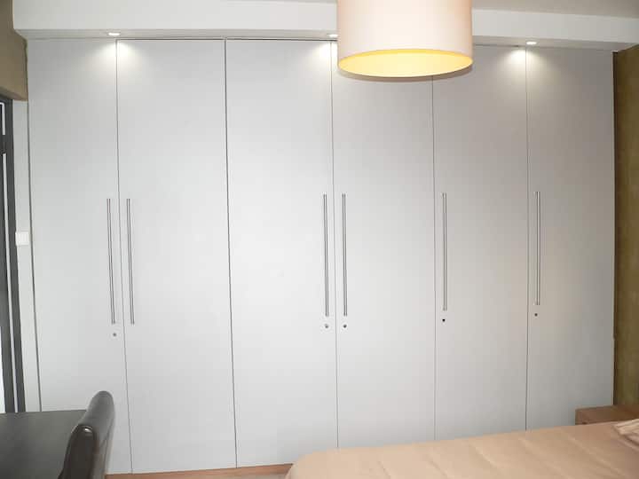 خزانات كبيرة في غرفة النوم.