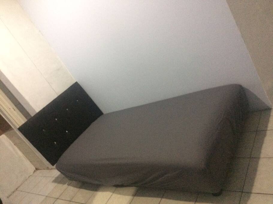 Tempat tidur singel