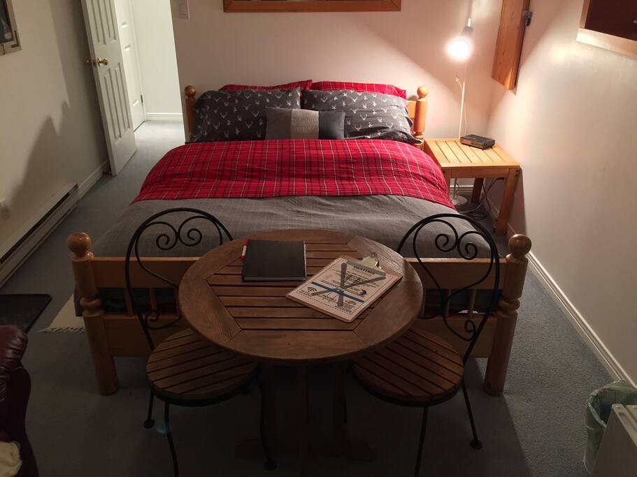 Chambre à coucher (Lit queen, coin collation et sofa) --- Bedroom (Queen bed, little dinning corner and couch)