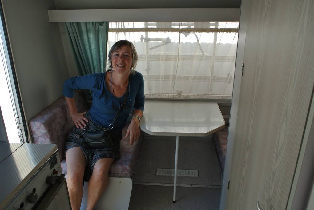 Kleine zitruimte, toilet, tweepersoonsbed