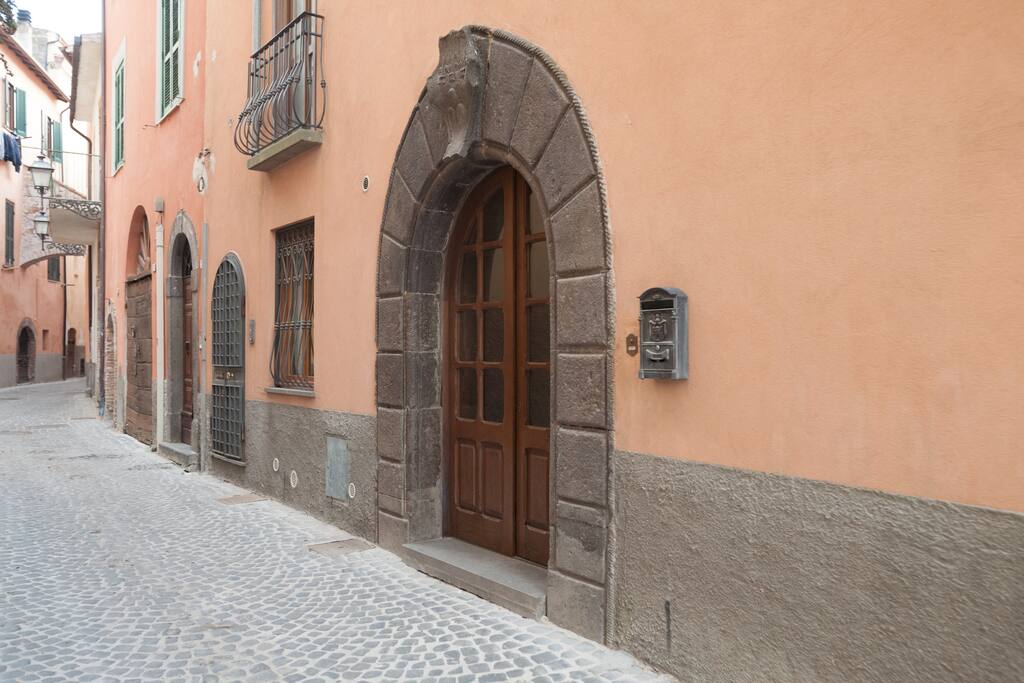 Ingresso con stemma d'epoca