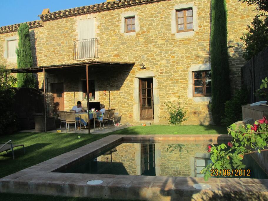 Vista de fachada posterior con jardín y piscina