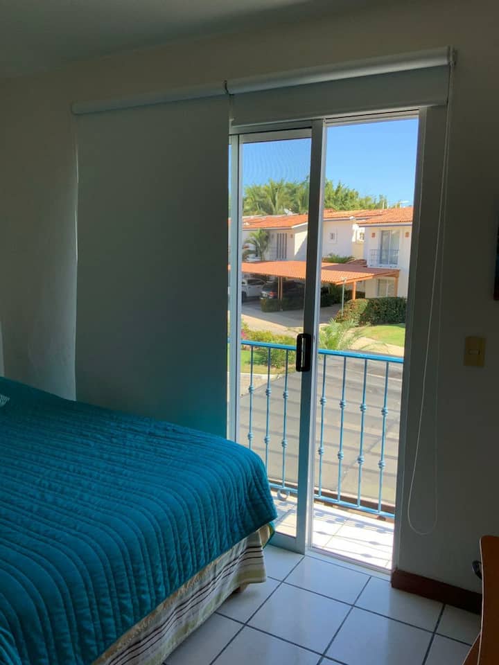 Საძინებლის ხედი აივანზე, სადაც ორადგილიანი საწოლია და ერთადგილიანი საწოლის 1 ორსართულიანი საწოლი შიდა საერთო სივრცეში 