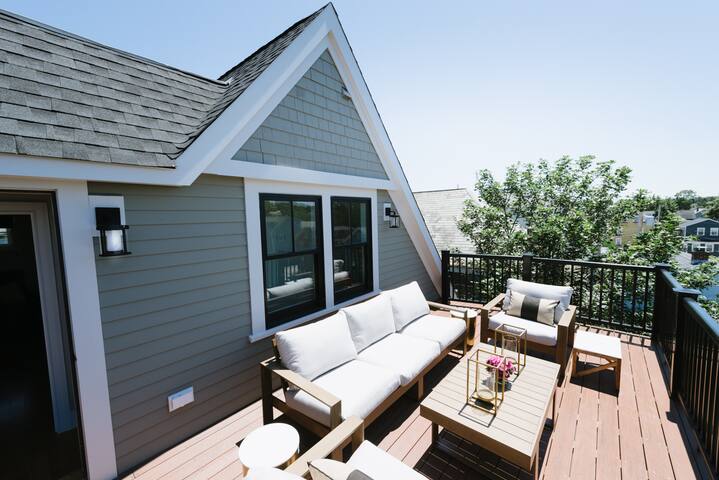 2 Decks for Entertaining, 3 Levels of Living Space gallery image 2