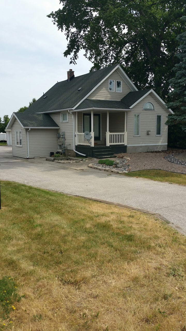 Cozy 3bedroom house on main street Houses for Rent in Sarnia