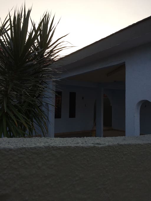 foto da frente da casa . garagem para 3 carros