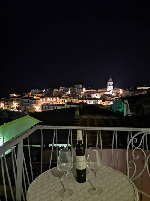 Oltre alla meravigliosa vista sul mare, di sera dal balcone si può vedere il centro storico illuminato.