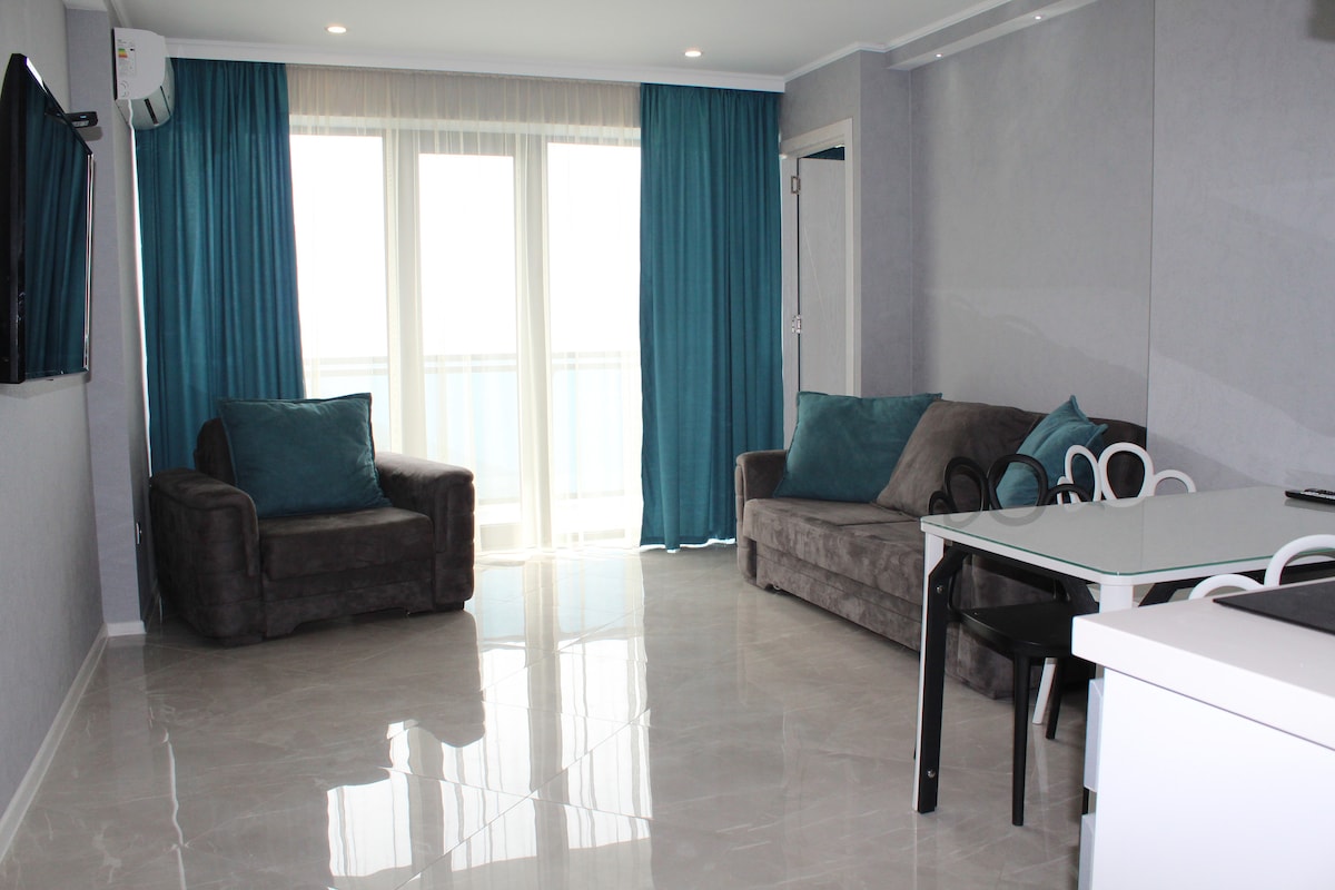 Puedes usar un sofá y una silla  como lugar para dormir en posición abierta 