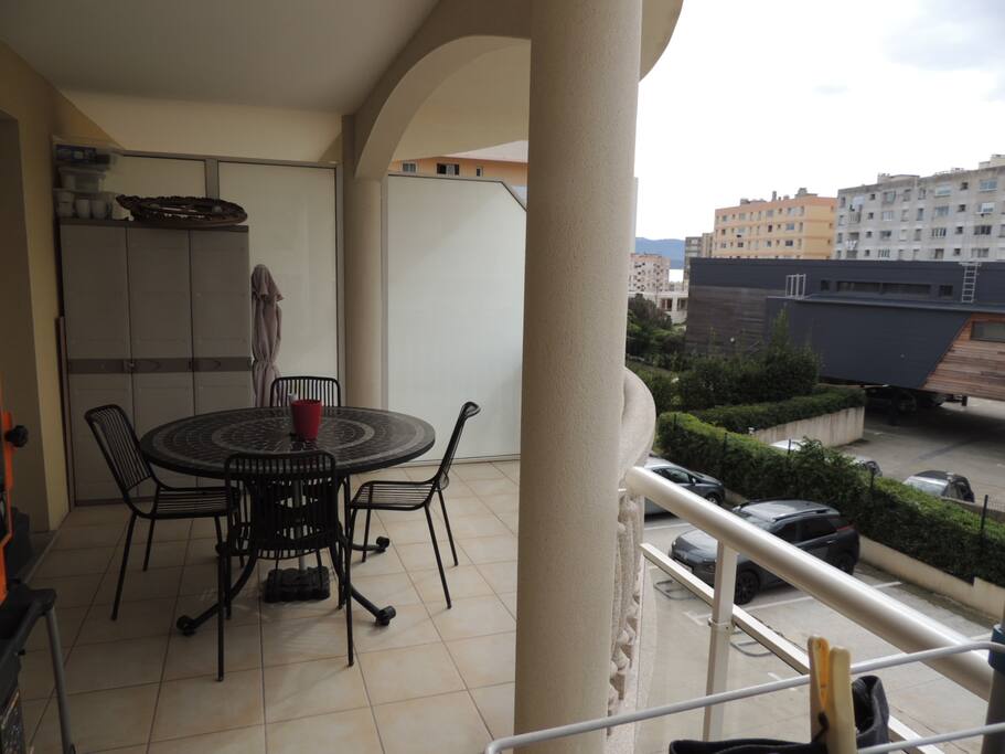 Cette terrasse de 20 M2 , exposée plein sud vous permettra de profiter en famille de petit dejeuner et le soir de griller de la viande au barbecue votre parking privee est au bas de votre appartement