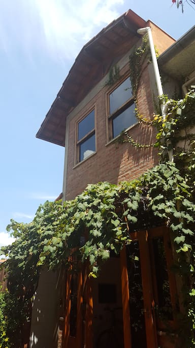 Essa é a edícula. O andar de cima é um escritório, mas ele fica fechado enquanto estamos recebendo hóspedes (essa planta bonita em cima da porta é uma parreira!)