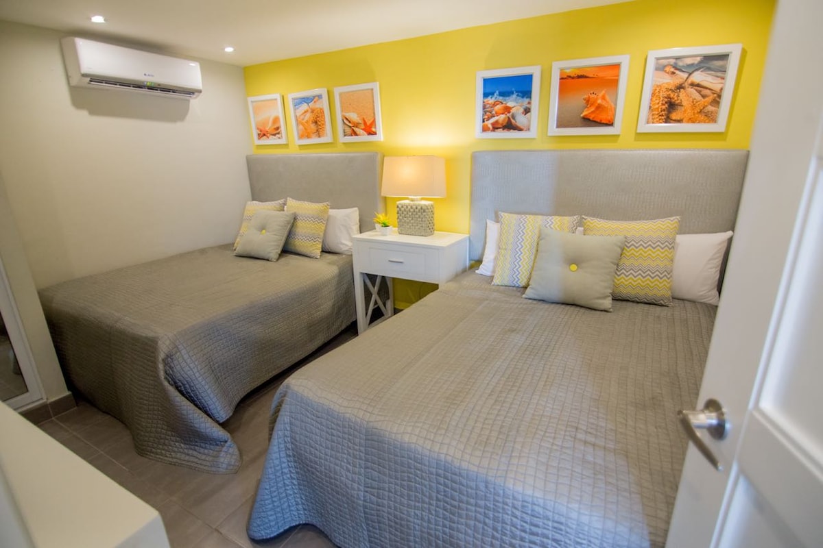 La chambre du deuxième étage dispose de belles photos sur le thème des coquillages et peut accueillir jusqu'à 4 personnes avec deux lits queen size spacieux