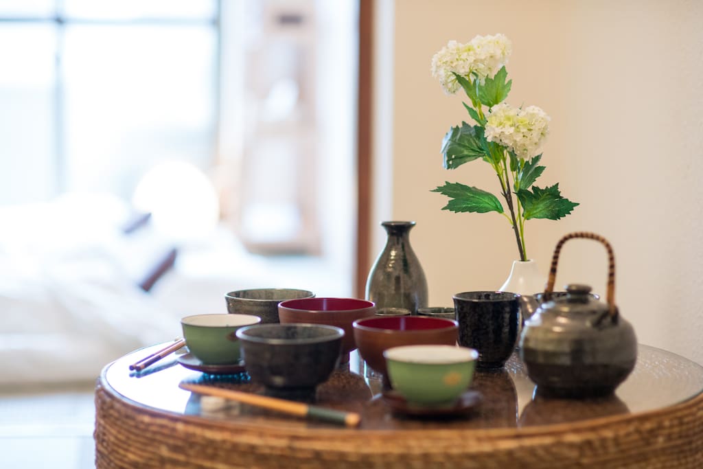 Bring back some sake and Japanese snack and enjoy them at home!