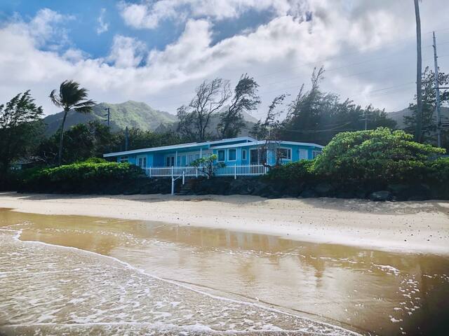Moeʻuhane Kai Beach Front Home gallery image 2
