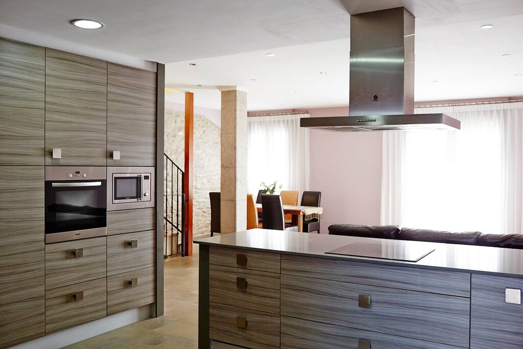 Hermosa cocina abierta al salón