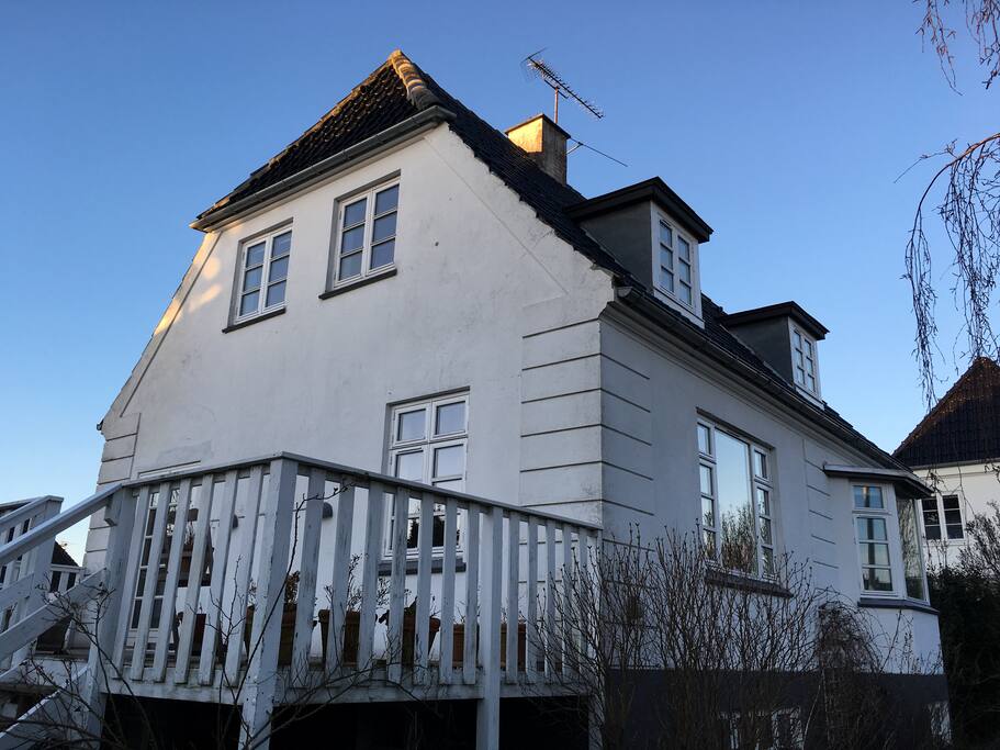 Stor sydvestvendt terrasse