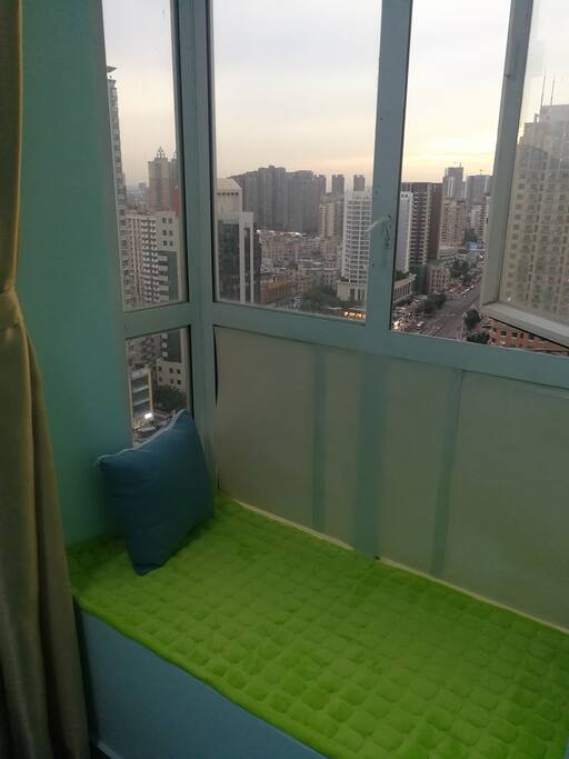 坐在柔软的窗台上看窗外风景秀丽风光无限浪漫气息隐藏不住的爆出来