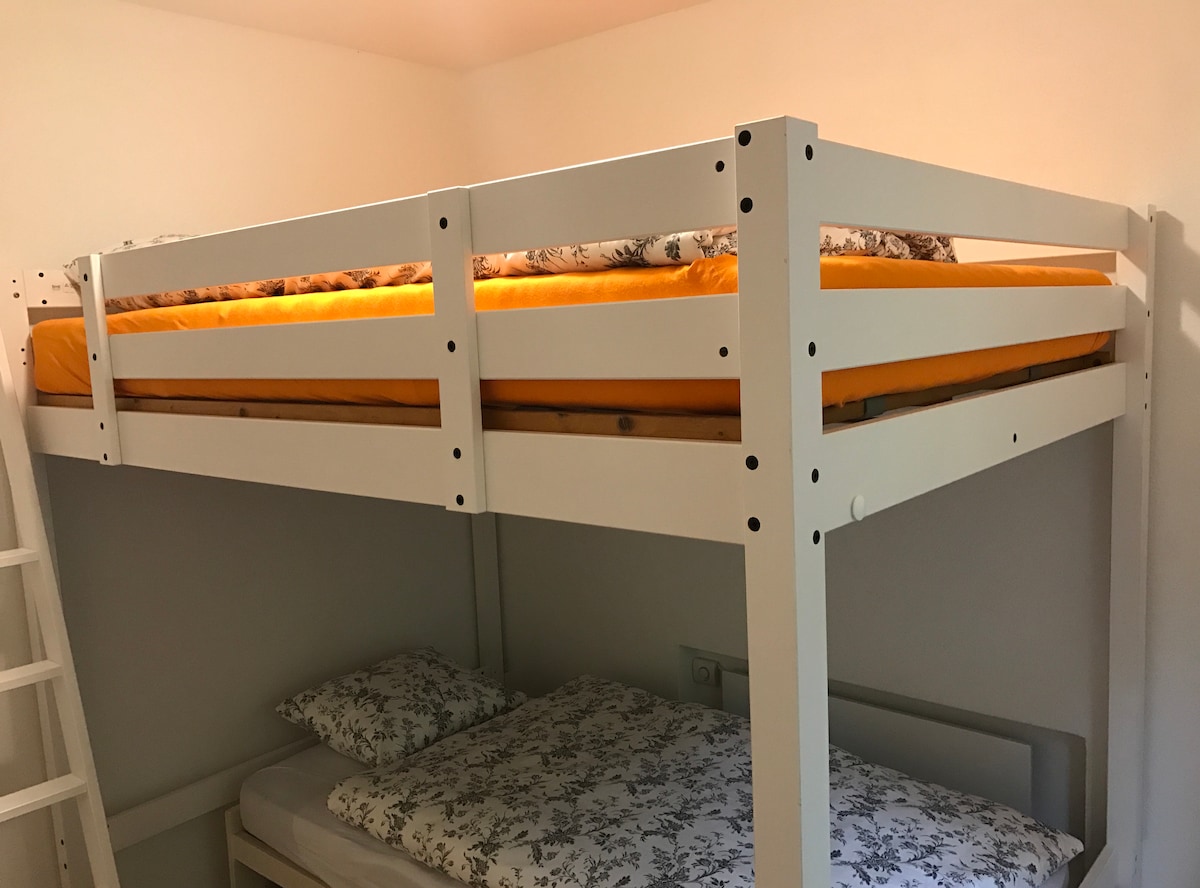 Детска стая с голямо (140 см) легло (долно легло 90 см)