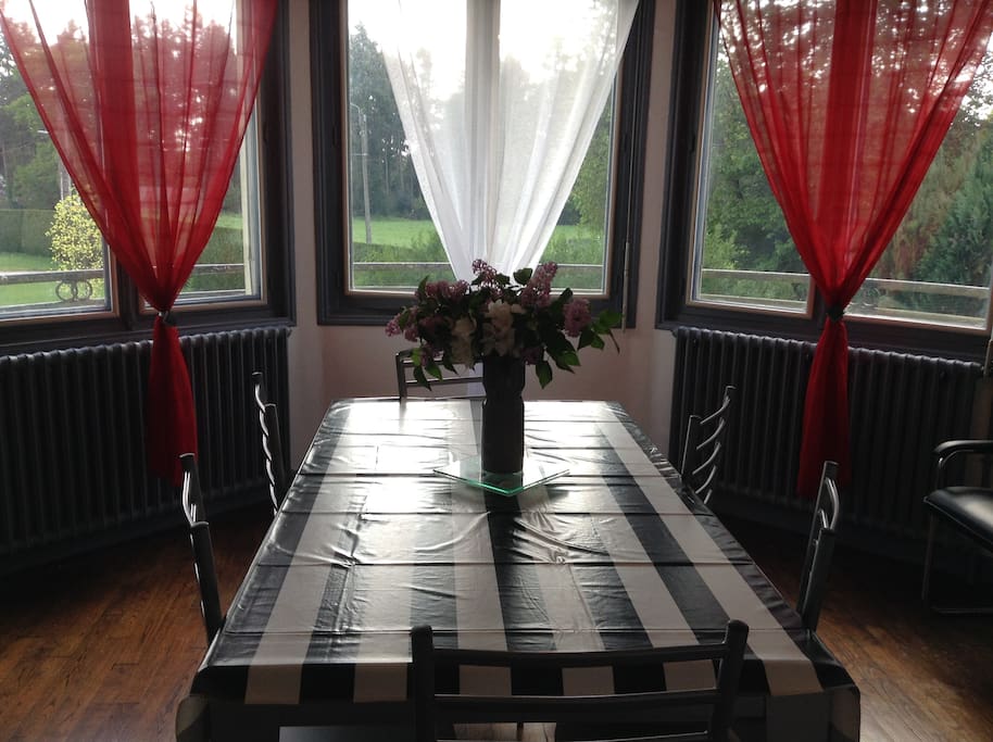 Salle à manger(dans la tour) pouvant recevoir 12 vacanciers .Table à rallonges !!