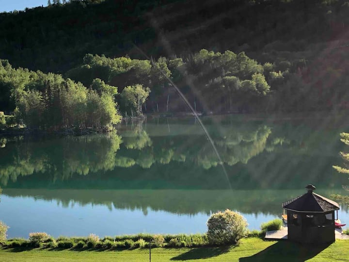 Lakeside suite in the heart of Baie des Chaleurs. Guest suites for