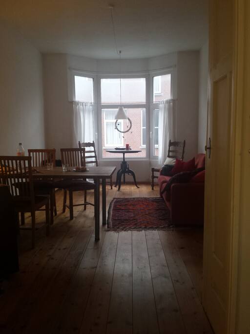 livingroom and workingspace (table140x90cm)
