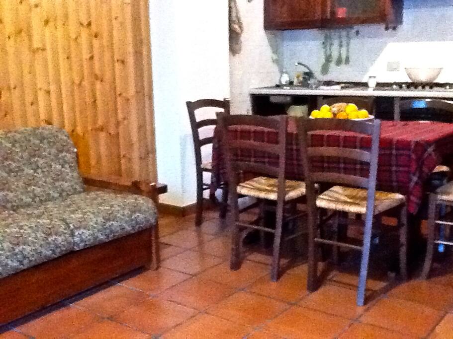 Sala con angolo cottura.