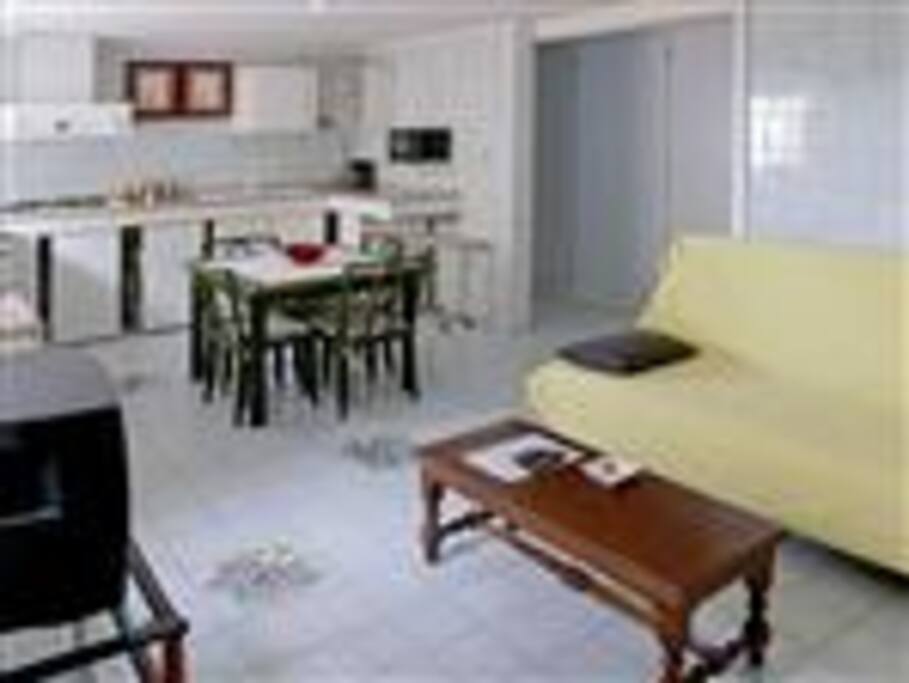 open space con cucina, tinello pranzo e divano letto matrimoniale