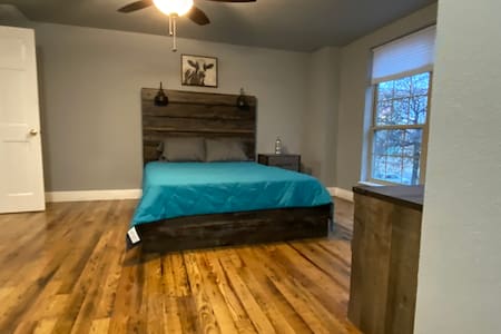 100 year old Historic Farm House ( Dallas room)