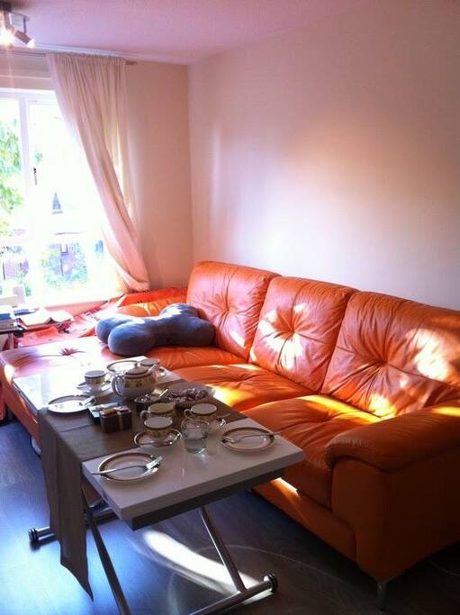 living room with a corner sofa and an extendable coffee table