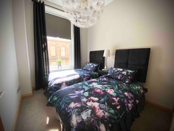 ห้องนอนที่สองพร้อมเตียงเดี่ยวสองเตียงพร้อมวิว