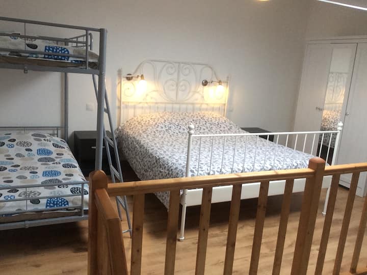 Spavaća soba s uslugama najma posteljine. 
