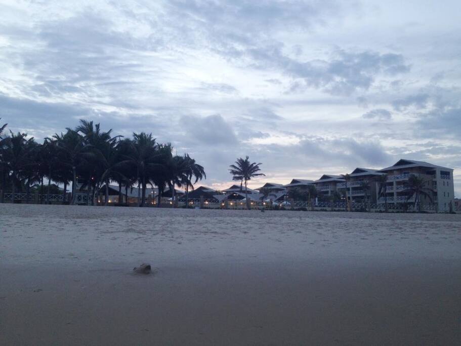 Uma visão estando na praia e olhando o Resort