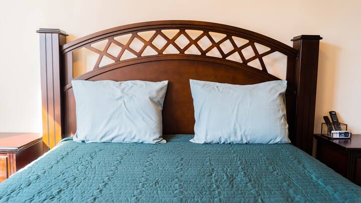 ห้องนอนใหญ่พร้อมสิ่งอำนวยความสะดวกครบครันและเตียงควีนไซส์ที่สะดวกสบาย

ห้องนอนใหญ่มีสิ่งอำนวยความสะดวกครบครันและมีเตียงขนาดควีนไซส์ที่สะดวกสบาย
