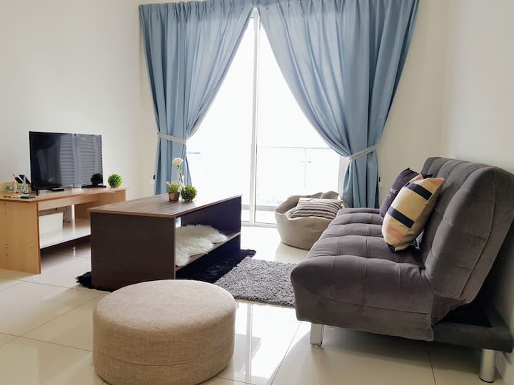 Puchong 11 Pax IOI Mall LRT Cozy Apartment Sky.pod