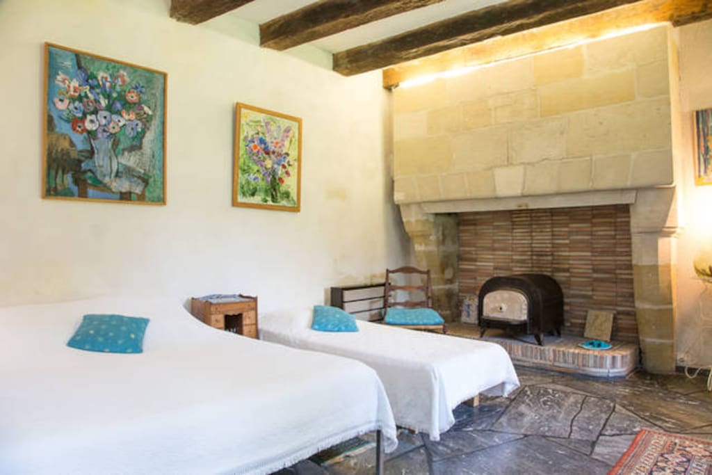 Chambre bleue, sa cheminée, son four à grisaille et son petit cheval de bois (2 à 4 hôtes et enfants)