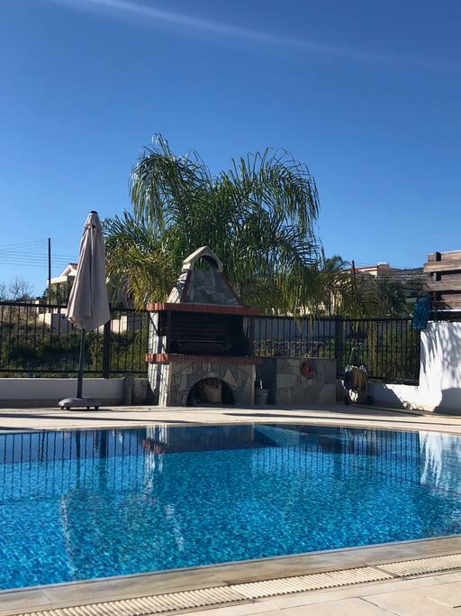 Overflow pool