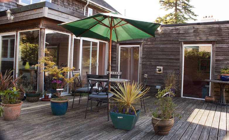 Private room in spacious detached cedar wood home