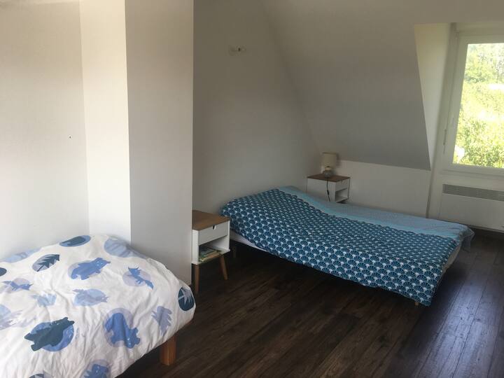 Terza camera da letto al piano superiore. La camera include anche un letto singolo. 