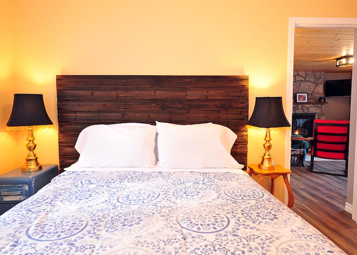 Dormitorio de la planta principal, cama tamaño queen