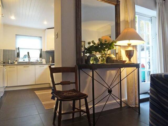 “Blue heaven”-chic House in quiet central location gallery image 2