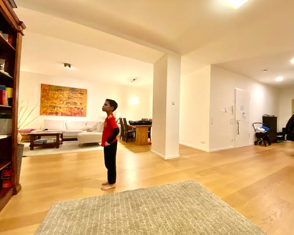 A beautiful spacious and sunny apartment in the heart of Berlin! gallery image 2