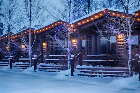 Colter Log Cabin at the Elk Country Inn