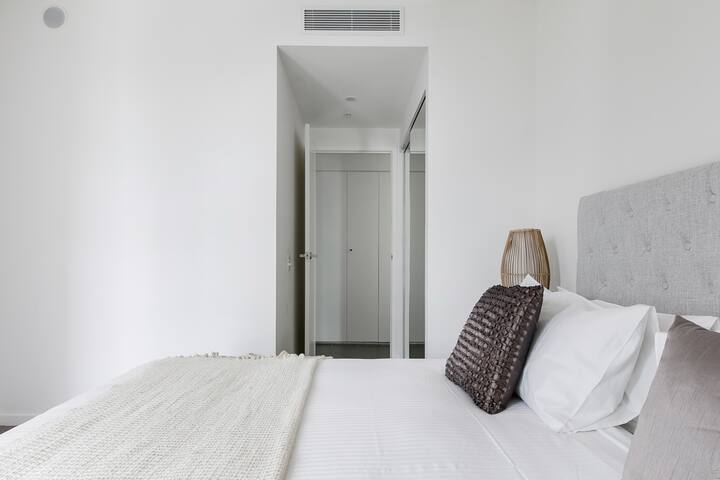 Sleek High-Rise Apartment with Sweeping City Skyline Views gallery image 3