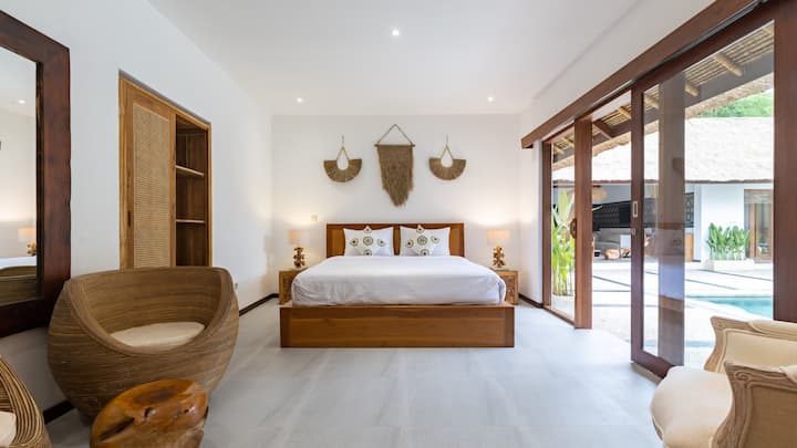 Bedroom 5 — Large pool-facing room with a King-size bed and a daybed convertible into a single bed. En-suite bathroom with shower. Great for families with kids.