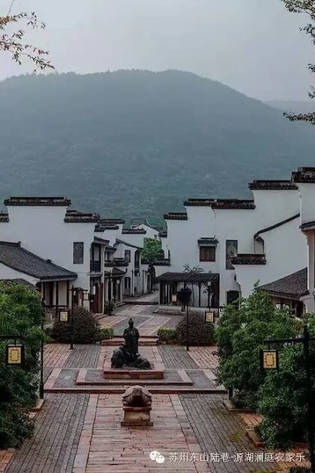 江南水乡韵味十足哦,后靠山前面望太湖,生活在诗情画意中。